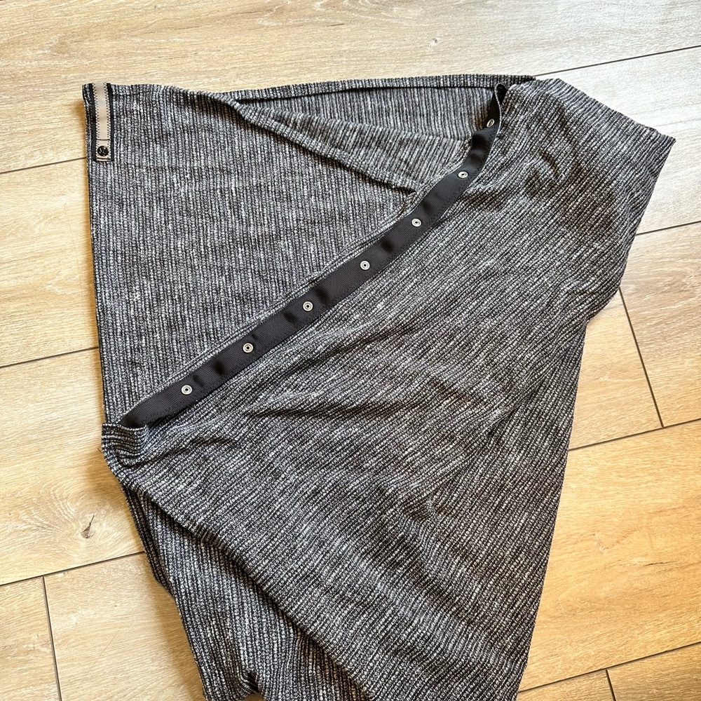 Black and grey lululemon vinyasa adjustable scarf